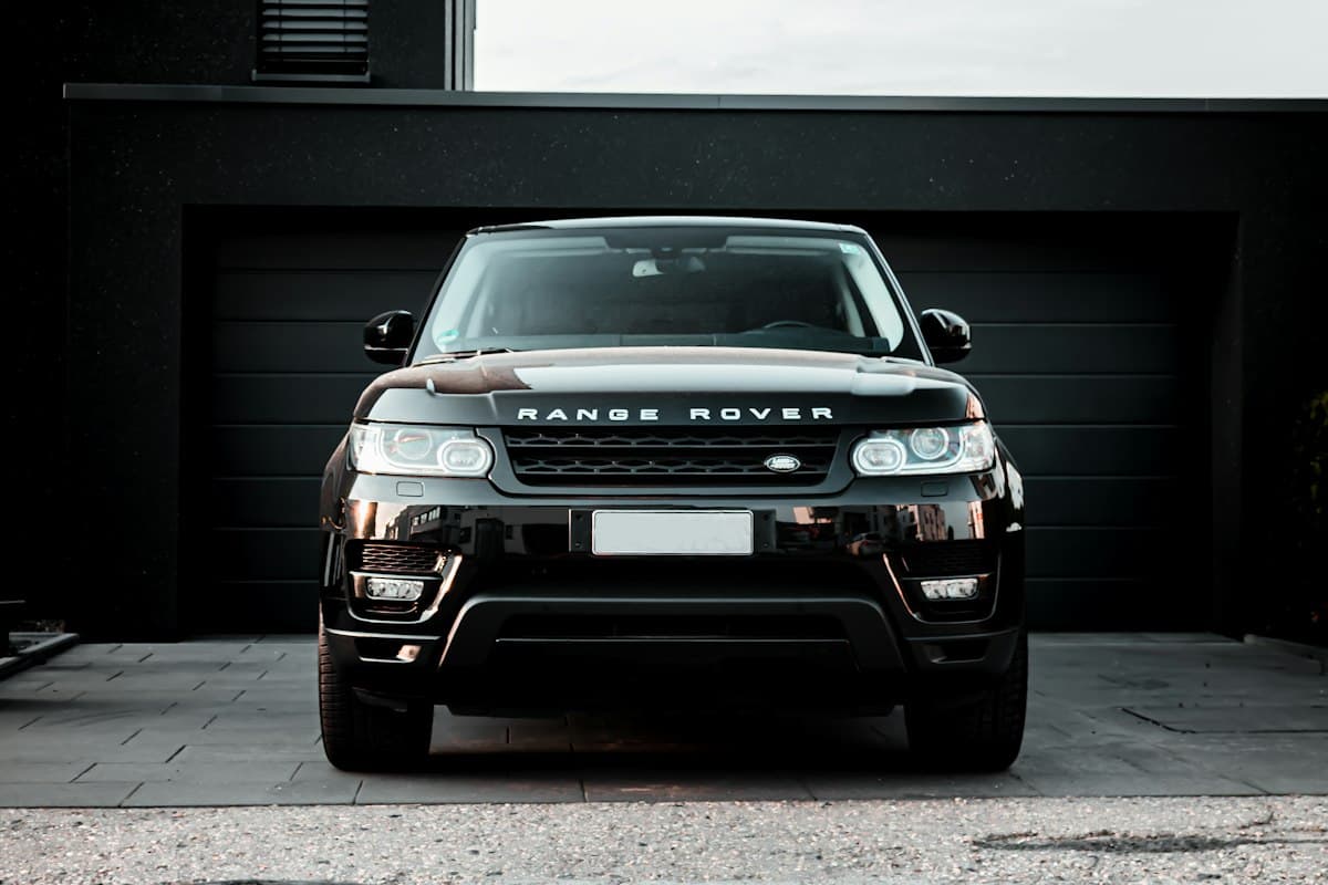 Comfortable, clean car for car lift in Dubai